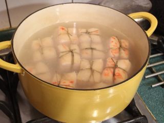 4、东坡肉,烧一锅洗米水至滚，放入五花肉块汆烫约5分钟，捞起洗净沥干。如果没有洗米水，可以放一小把生米一起滚煮。用洗米水可以减油腻多米香。