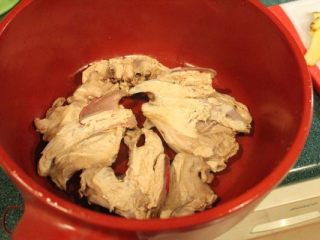 5、东坡肉,取一炖锅，传统底部是要放竹篦子垫底，以免将肉烧坏。也可用竹叶或放多一些葱段或川烫过的鸡骨架垫底都是各有特色，用竹筷子却有些健康疑虑。