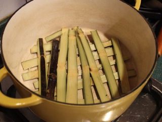 6、东坡肉,这次是用洗干净的甘蔗皮铺底，之前也用过消薄片的甘蔗，都可以多了一些风味。