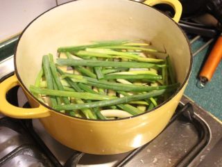 7、东坡肉,铺上葱段