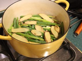 8、东坡肉,放上姜片