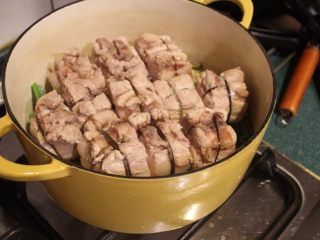 9、东坡肉,将五花肉块皮面朝下放入锅中。