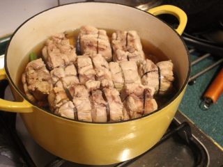 10、东坡肉,加入冰糖、绍兴酒、八角、酱油和水。水是最后加，慢慢加到大约可以淹到猪肉2/3高度以上的量即可。煮滚后盖上锅盖，转小火续煮1.5小时。