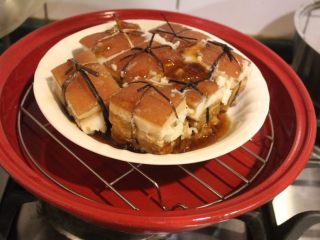 13、东坡肉,要上桌前，取出五花肉，皮面向上放入耐热皿，淋上炖煮后剩下的汤汁，放入蒸锅蒸30分钟-1小时。