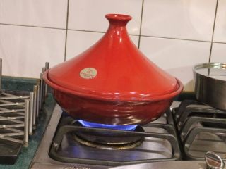 14、东坡肉,蒸肉可以用电饭锅或蒸笼来蒸。这次用塔吉锅来蒸，感觉也很方便又不会滴太多水，也是很好的另类选项。