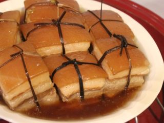 15、东坡肉,蒸过的东坡肉风味更佳，更减了油腻。好吃的部分是猪皮和油脂部分，炖煮的软烂，入口即化，不油腻又有酱油酒香，好吃