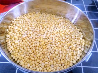 1、绿豆糕,准备脱皮绿豆500克，或者根据需要调整用量。带皮绿豆也可，但是做出来的颜色比较深。强烈建议还是直接买脱皮绿豆吧，手动脱皮真的很累。