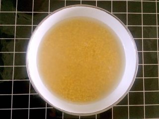 2、绿豆糕,把绿豆洗净，用清水浸泡四小时以上。我是早上八点上班前泡的，晚上下班六点正好。