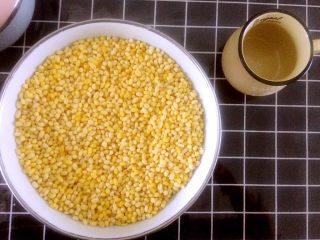 3、绿豆糕,泡好的绿豆长胖了一些哦。然后就把豆子弄熟，或蒸或煮。我用的电饭锅煮豆功能煮的。蒸的时间会长些，大概40分钟左右。