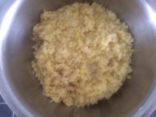 4、绿豆糕,煮好的绿豆盛出，用大一点的容器。方便下一步操作。煮的时候不要太多水。豆子最好煮干一些。