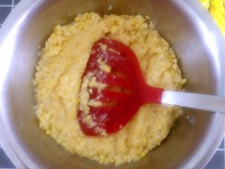 5、绿豆糕,用硅胶铲子压成泥状。越细越好。讲究些可以过筛。但是很累。绿豆泥压的越细做出的成品越好吃。