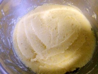 7、绿豆糕,压成这样。对了，有条件的这个步骤可以用料理机处理，直接打成泥。