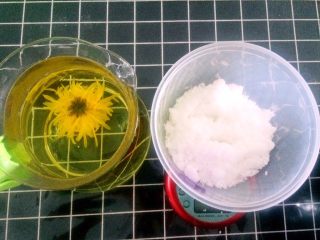 8、绿豆糕,准备白糖150克，不喜欢吃甜食的可以减少用量，建议不要加量了，因为已经很甜了。