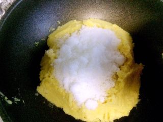 10、绿豆糕,绿豆泥放入锅内，加糖