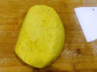 14、绿豆糕,放在操作台上，放凉，热的时候烫手。