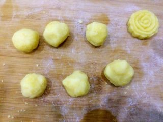 15、绿豆糕,面团放凉了以后分成均匀小团。30克左右一个。根据模具大小调整。