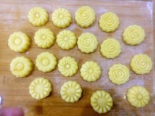 16、绿豆糕,用喜欢的模具做出漂亮的外形。压模具的时候记得多压几下，结实。