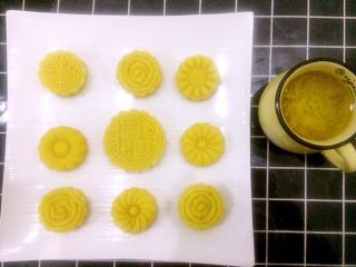 18、绿豆糕,装盘，这个基本没有重复的图案吧，我有三套模具????挨个试的。