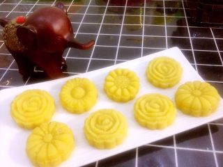 20、绿豆糕,姥姥在我小的时候经常给我做很多好吃的，就连去年还在给我做好吃的，我每次去看她，都要问我吃饭没，想吃什么。今年她的身体不太好，所以换我做给姥姥吃，希望她开心，健康。