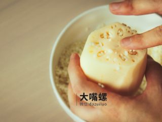 3、滋补红糖糯米藕丨大嘴螺,用手将糯米慢慢的填充进莲藕中