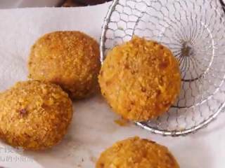 11、炸肉饼,继续加热锅子,再放入肉饼复炸半分钟捞出沥油