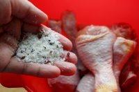 1、苹果柠香烤鸡腿,提前一晚将鸡腿用花椒盐腌上