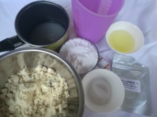 1、春色马卡龙,准备好所有材料。