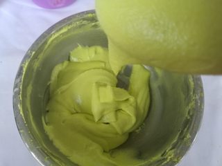 7、春色马卡龙,打发好的蛋白霜分三次加入到上一步中，加入色粉调到自己喜欢的颜色，第一次压拌，消泡也没关系。第二次戚风一样翻拌，第三次飘带拌，捞起，抖落。至飘