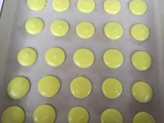 9、春色马卡龙,垂直挤在铺了油布的烤盘上，晾皮至不粘手状态，大概30分钟左右。