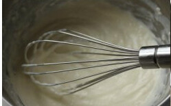 1、轻乳酪草莓,奶油奶酪及牛奶放入容器中，隔热水用打蛋器搅打至混合均匀，无颗粒