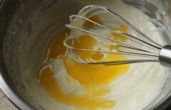 2、轻乳酪草莓,分三次加入融化的黄油，拌匀后加入下一次