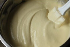 9、轻乳酪草莓,将奶酪糊倒入剩余的蛋白中，拌匀