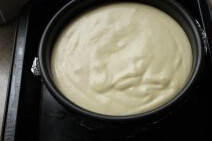 10、轻乳酪草莓,拌好的奶酪糊倒入包好锡纸的活底模内