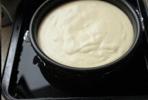 11、轻乳酪草莓,将活底模放在烤盘中，倒入水