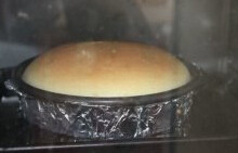 12、轻乳酪草莓,入160度预热的烤箱，160度水浴法30分钟，上色后转145度烤制35分钟