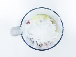 9、宝宝辅食：猪肉玉米肠,加入两个鸡蛋清