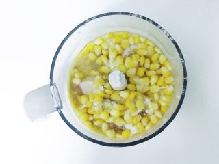 11、宝宝辅食：猪肉玉米肠,倒入煮好的玉米粒和适量清水