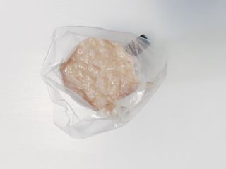 13、宝宝辅食：猪肉玉米肠,取一个杯子套好裱花袋