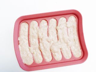 15、宝宝辅食：猪肉玉米肠,挤好的肉泥稍微震几下 