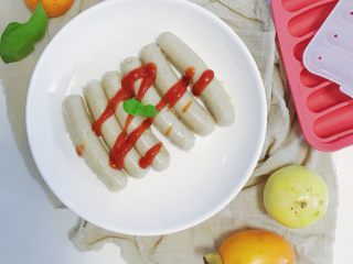 18、宝宝辅食：猪肉玉米肠,蒸好后的玉米肠冷却脱模 挤适量番茄酱即可食用 没有吃完的可以放冰箱冷冻 食用时解冻上锅蒸透 非常的方便