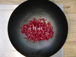 2、山城毛血旺,锅里倒入干辣椒、花椒粒翻炒