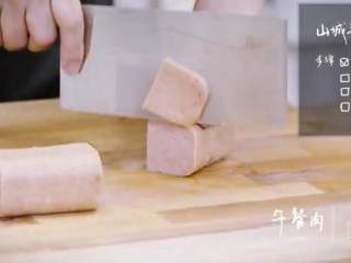 3、山城毛血旺,午餐肉、鸭血、黄喉、毛肚依次切片