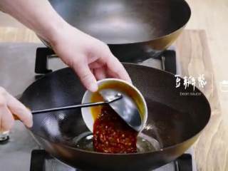 6、山城毛血旺,热锅，倒入大量油，依次倒入豆瓣酱和、蒜末和干辣椒花椒粒翻搅