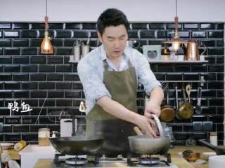 11、山城毛血旺,加入少许盐，依次倒入鸭血、海带结、午餐肉