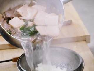 12、山城毛血旺,将毛肚、黄喉、鸭血、海带结、午餐肉放入一个盆内，放置一旁