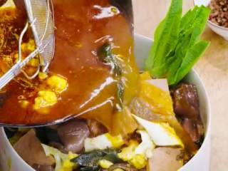 17、山城毛血旺,将食材捞出，入盆