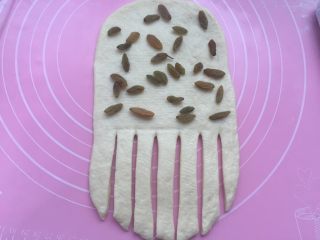 7、葡萄干小吐司,未切开的一边放葡萄干