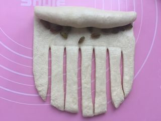 8、葡萄干小吐司,卷起