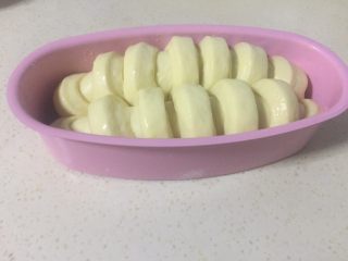 11、葡萄干小吐司,发到顶部和模具齐高,刷稀释的蛋黄液。烤箱预热上下火175度