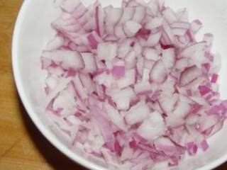 5、西班牙海鲜饭,洋葱、彩椒切碎，鸡腿肉去骨，切丁